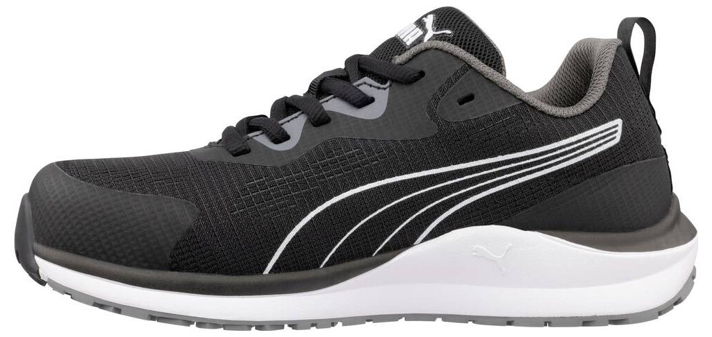 Schwarzer Sportschuh mit weißer Sohle und Puma-Logo, gezeigt in Seitenansicht auf weißem Hintergrund