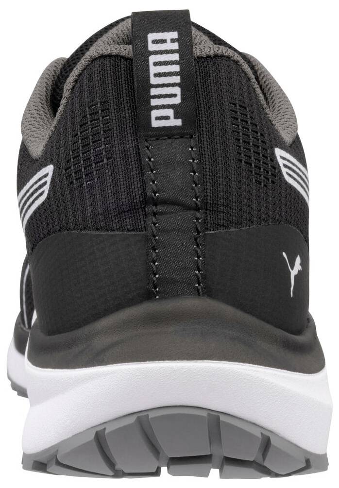 Rückansicht eines schwarzen Puma-Sportschuhs mit weißer Sohle und Logo, vor einem einfachen weißen Hintergrund gezeigt.