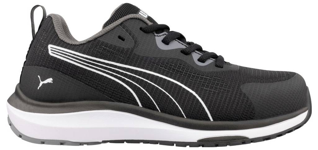 Schwarzer Puma-Sportschuh mit weißem Logo und gestreiften Seitendetails, in Profilansicht auf weißem Hintergrund dargestellt.