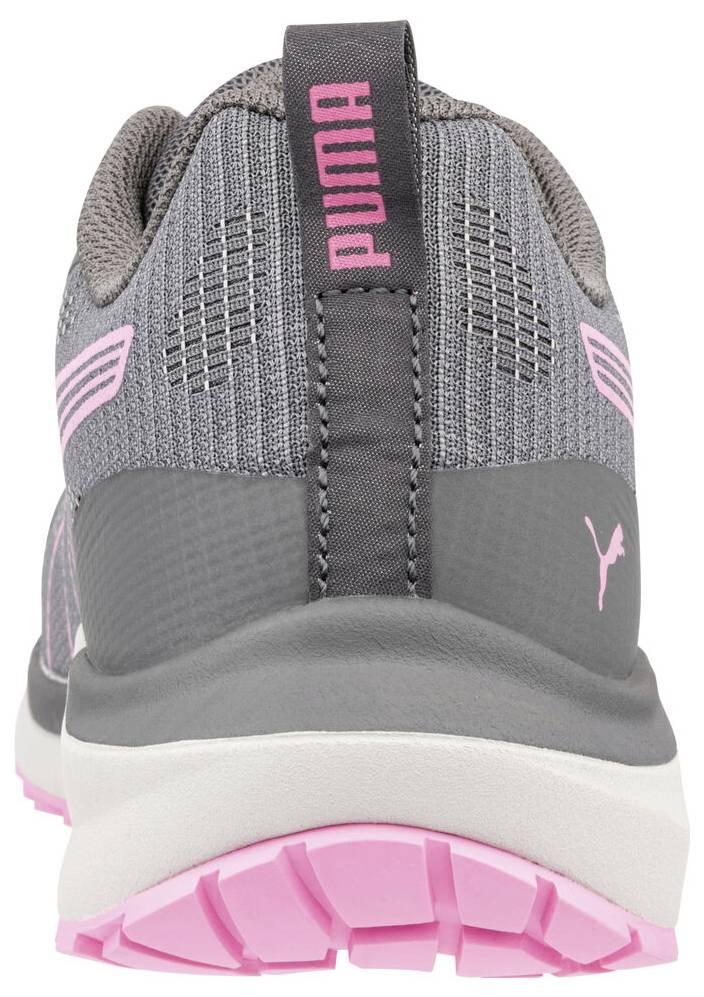 Rückansicht eines grauen und rosa Puma-Sportschuhs mit Sichtbarkeit der Ferse, des Logos und der dicken rosa Profilsohle.