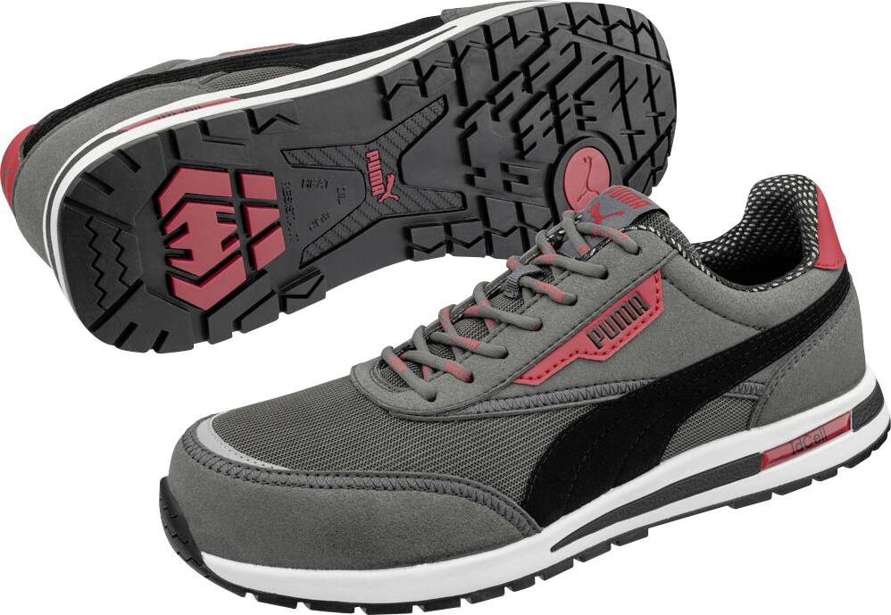 Grauer und schwarzer Puma-Sportschuh mit roten Akzenten, von der Seite gezeigt mit sichtbarer Sohle.