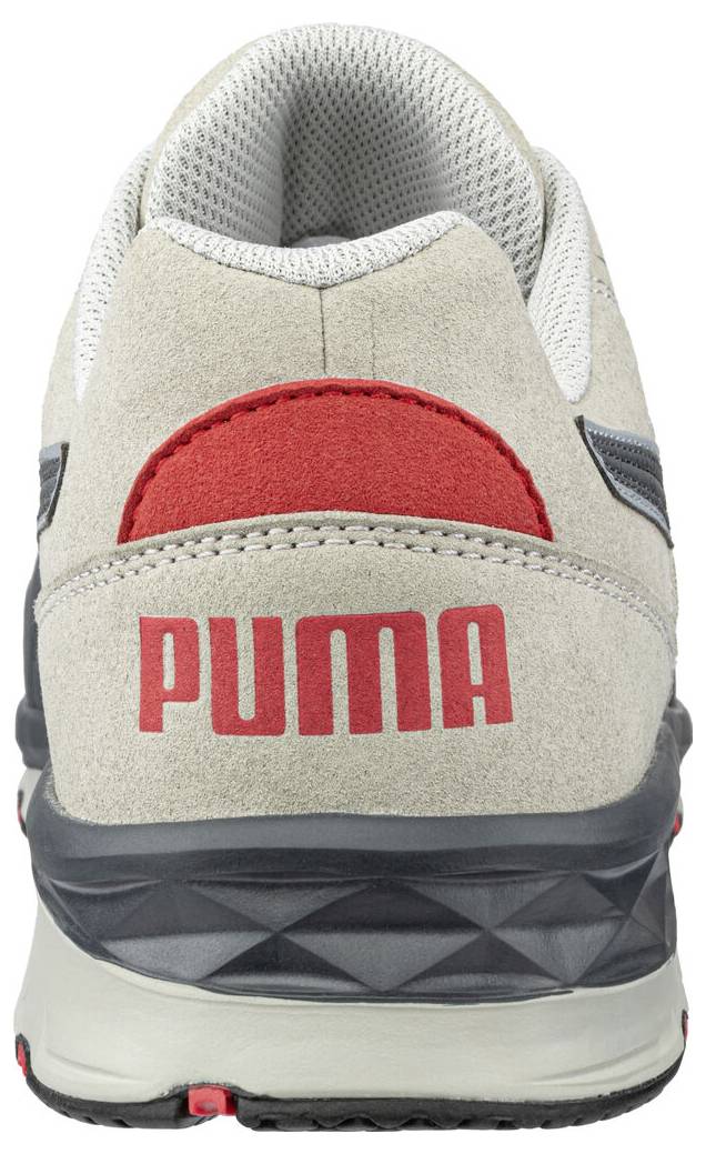 Rückansicht eines beigen PUMA-Sportschuhs mit rotem Logo und Fersenpaneel, schwarzer Mittelsohle und grauem Mesh-Kragen.