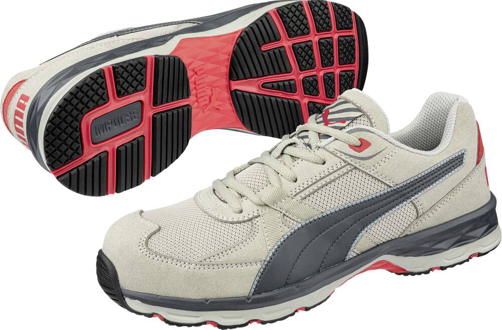 Beige und grau gefärbter athletischer Arbeitsschuh, gezeigt von der Seite und von der Sohle, wobei die rot-schwarze Profilsohle und das gepolsterte Design hervorgehoben werden.