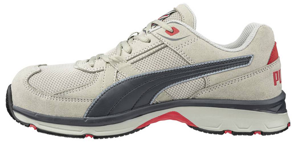 Beige Sportschuh mit schwarzem Seitenstreifen und roten Akzenten, in Seitenansicht auf weißem Hintergrund dargestellt.