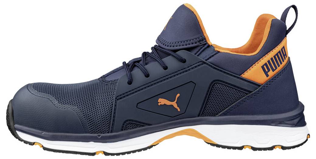 Seitenansicht eines Navy-und Orange Puma Sportschuhs mit Mesh-Obermaterial, weißer Sohle und orangefarbigem Branding.