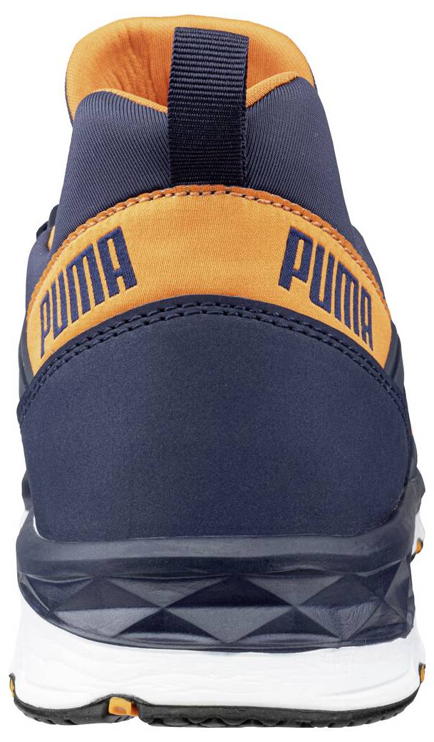 Rückansicht eines Marine- und Orange-Puma-Sportschuhs mit schwarzem Grifflaschen, weißer Sohle und Puma-Branding auf der Ferse.