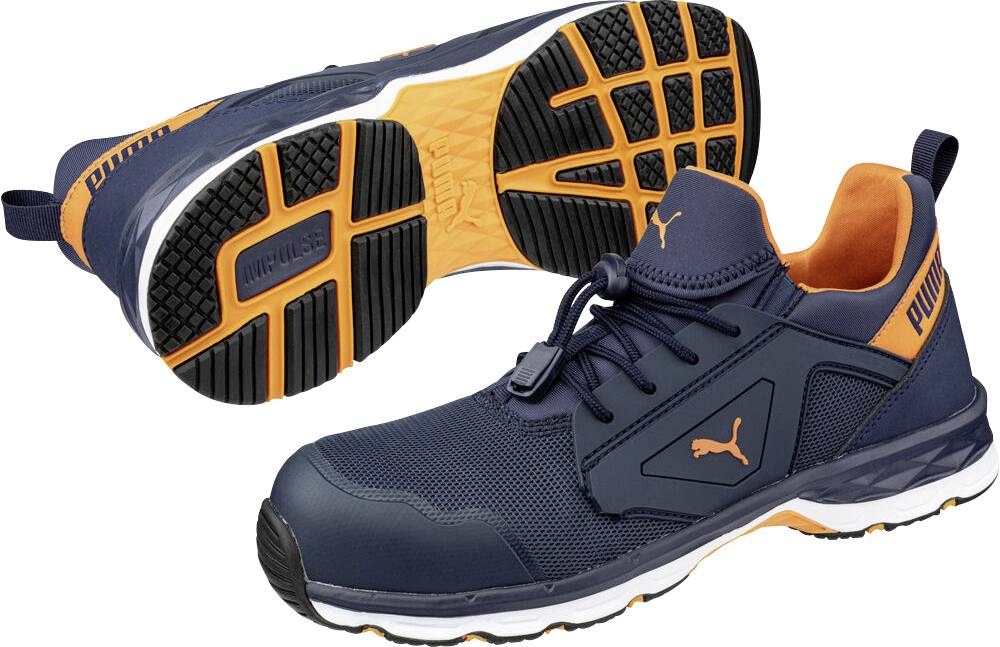 Marine- und orangefarbene athletische Arbeitsschuhe von Puma, gezeigt von Seiten- und Sohlenansichten, wobei die profilierte Außensohle und die Slip-On-Fersenschlaufe hervorgehoben werden.