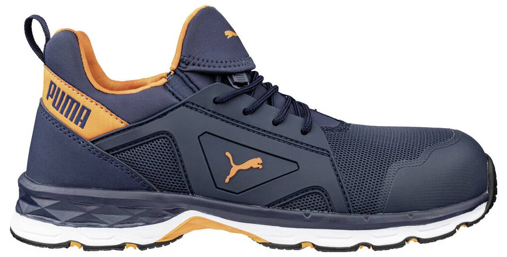 Marineblauer und orangefarbener Puma-Sportschuh, gezeigt in Seitenansicht, mit weißer Sohle und schwarzen Schnürsenkeln.
