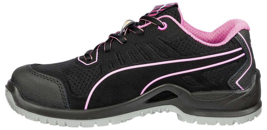 Schwarzer und rosa Sportschuh mit Sicherheitsmerkmalen und grauer Profilsohle, in Seitenansicht auf weißem Hintergrund dargestellt.