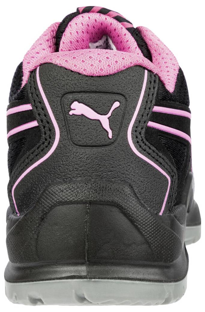 Rückansicht eines schwarzen und rosa Puma-Sportschuhs mit gepolstertem Kragen und durchscheinendem Schaft auf weißem Hintergrund.