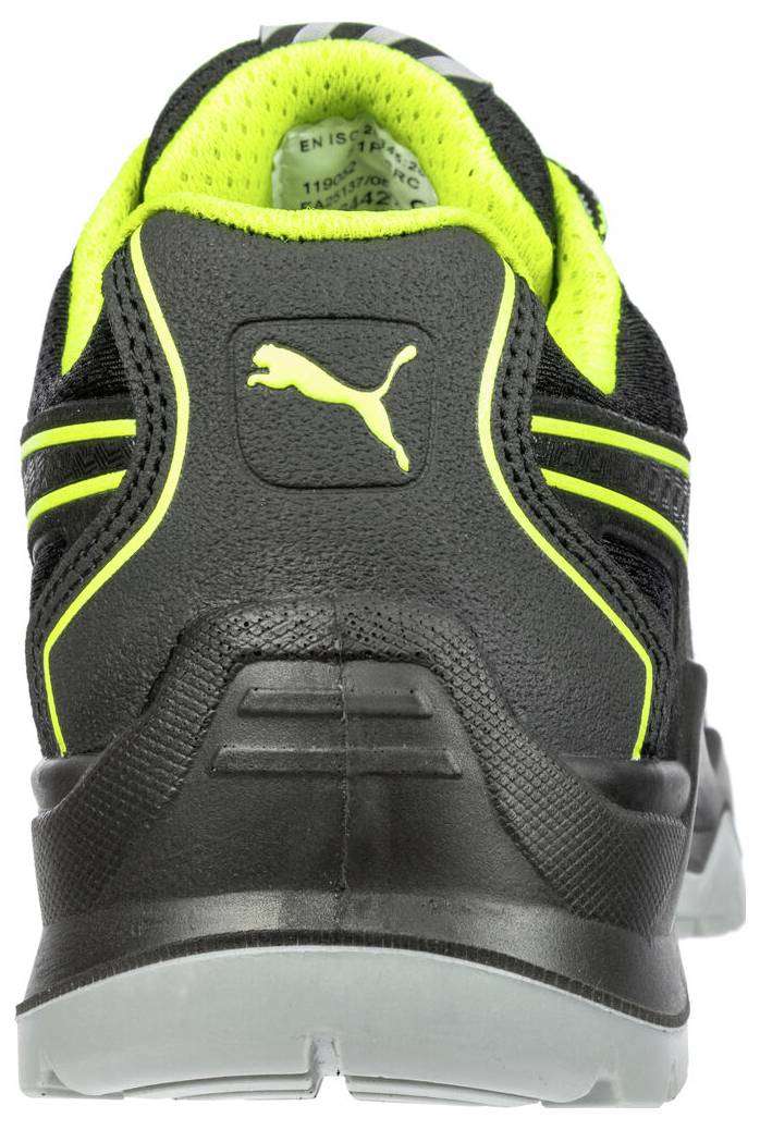 Rückansicht eines schwarzen und neongrünen Puma-Sportschuhs mit dicker Sohle und sichtbarem Markenlogo.