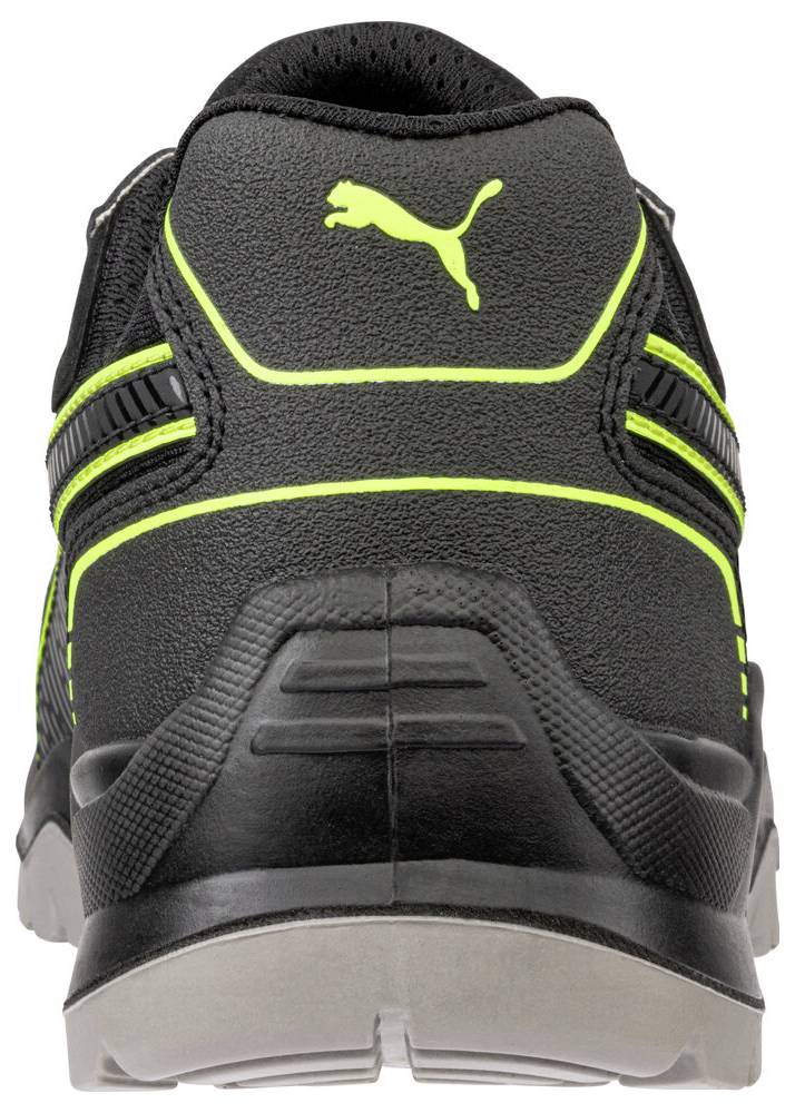 Rückansicht eines schwarzen Puma-Sportschuhs mit neongrünen Akzenten und Logo auf weißem Hintergrund.