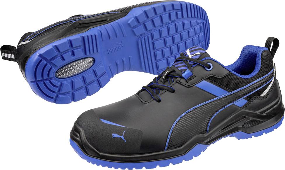 Schwarze und blaue athletische Puma-Arbeitsschuhe, von der Seite und der Sohle gezeigt, um die rutschfeste Profilierung hervorzuheben.