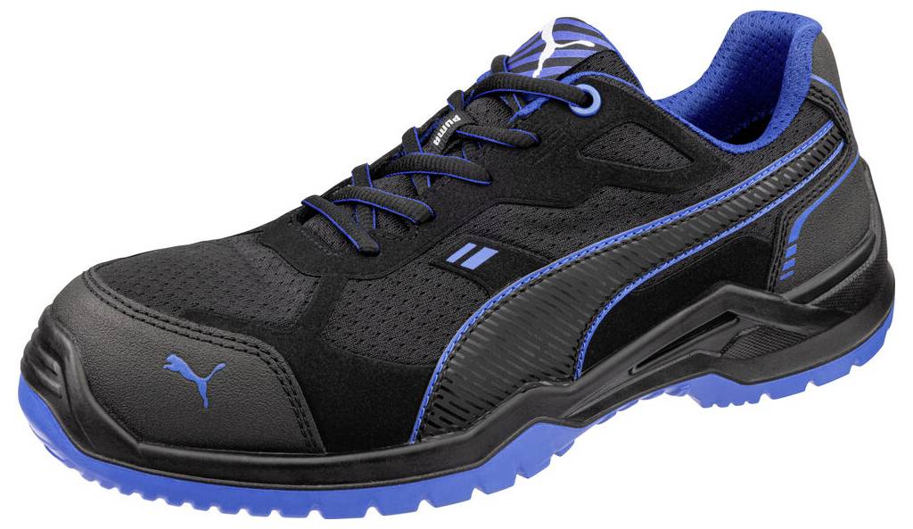 Schwarzer und blauer Sportarbeitenschuh mit Schnürsenkeln und robuster Sohle, in Seitenansicht auf weißem Hintergrund gezeigt.