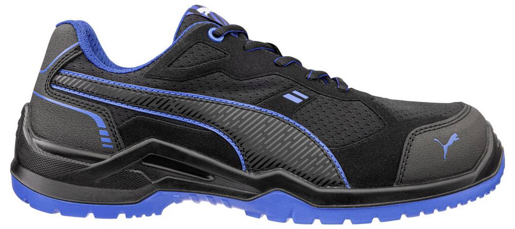Schwarzer und blauer Sportschuh in Seitenansicht mit flacher Sohle und Puma-Logo auf der Zehenkappe und Seite.