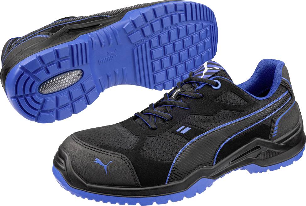 Schwarze und blaue Sportarbeitschuhe von oben und der Sohle gezeigt, wobei das robuste Profil und das gepolsterte Design hervorgehoben werden.