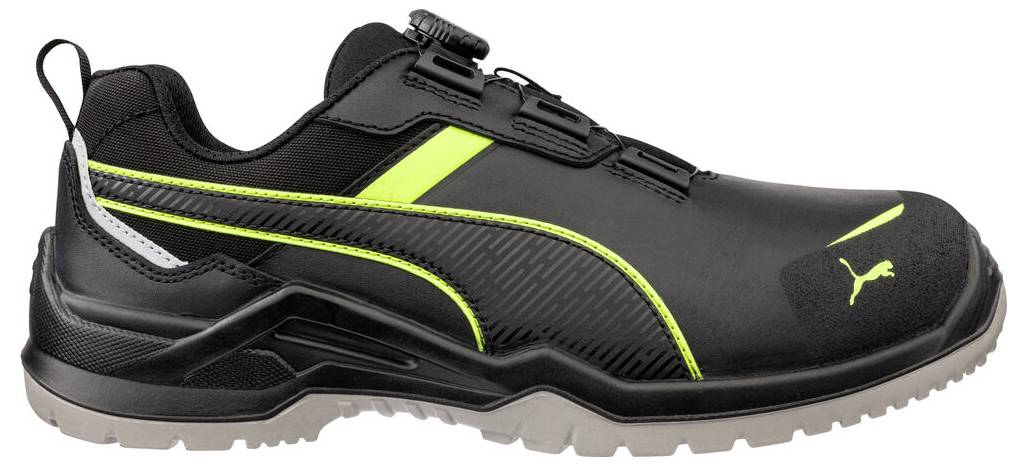Schwarzer athletischer Sneaker mit neongelben Akzenten und Puma-Logo, in Seitenansicht auf weißem Hintergrund gezeigt.
