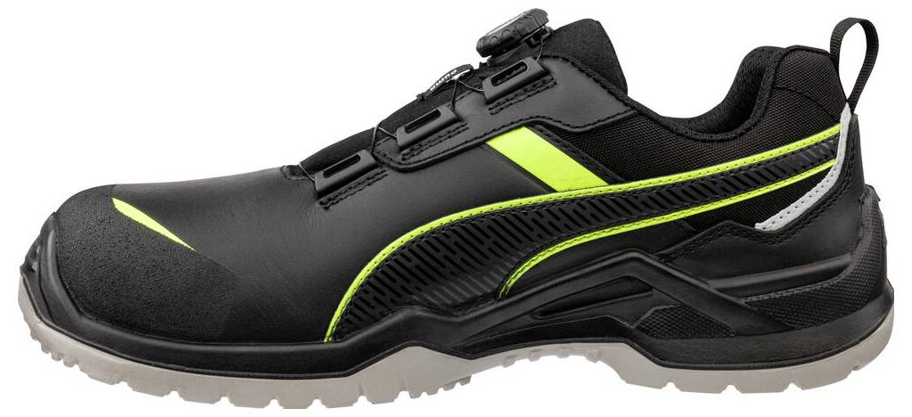 Schwarzer Sportarbeitschuh mit neongelben Akzenten und einer robusten Sohle, gezeigt in Seitenansicht auf weißem Hintergrund.