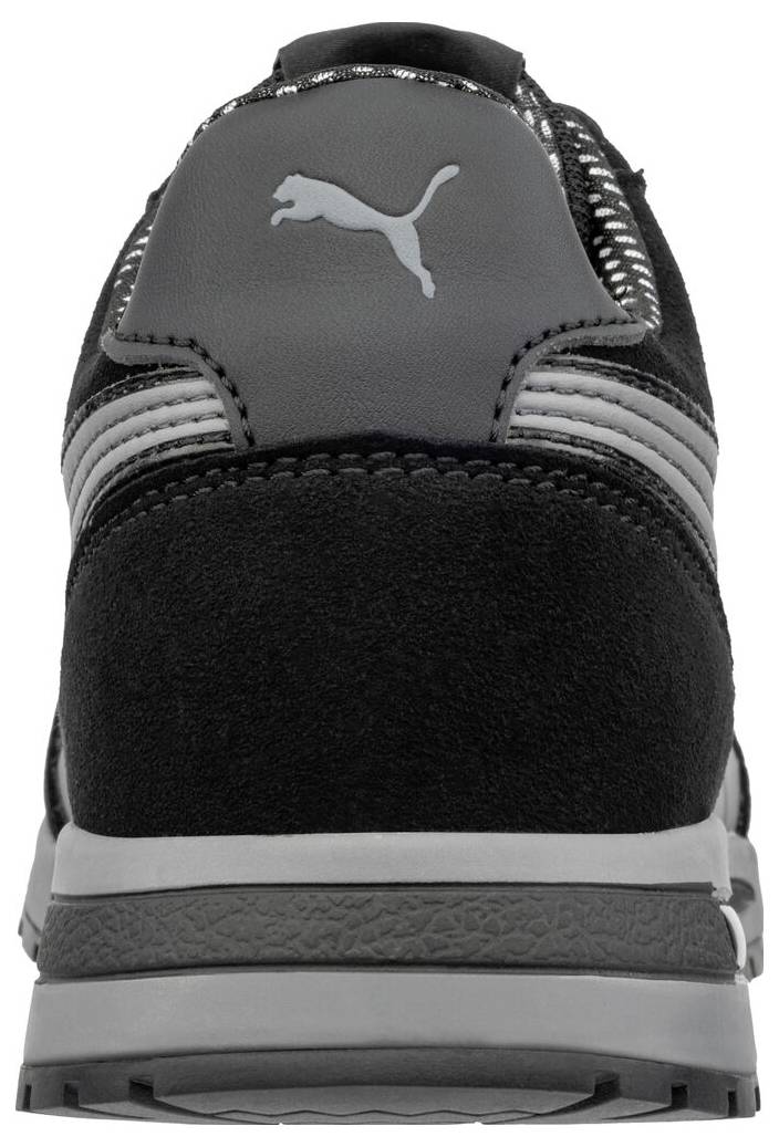 Rückansicht eines schwarzgrauen Puma-Sportschuhs mit dem Puma-Logo auf der Ferse.
