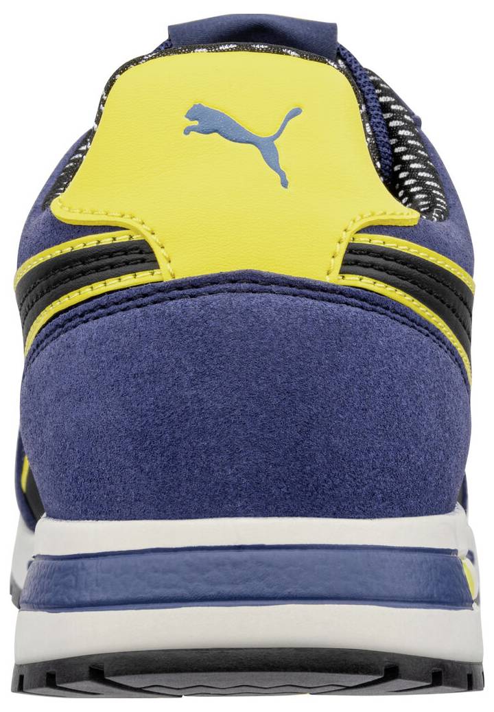 Rückansicht eines blau und gelb gefärbten Puma-Sportschuhs mit schwarzer und weißer Sohle, dargestellt auf weißem Hintergrund.