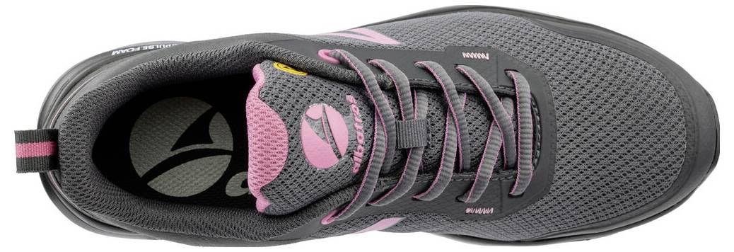 Grauer Sportschuh mit rosa Akzenten, von oben gegen weißen Hintergrund fotografiert.