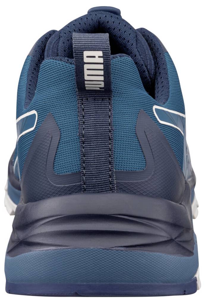 Rückansicht eines blauen Puma-Sportschuhs mit dem Puma-Logo auf der Fersenzunge.