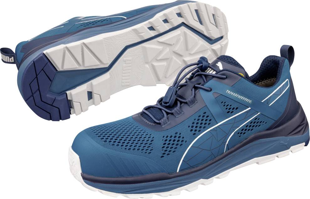 Blaue und dunkelblaue Sportschuhe in Seiten- und Sohlenansicht, die die profilierte weiße Laufsohle und das atmungsaktive Mesh-Obermaterial hervorheben.
