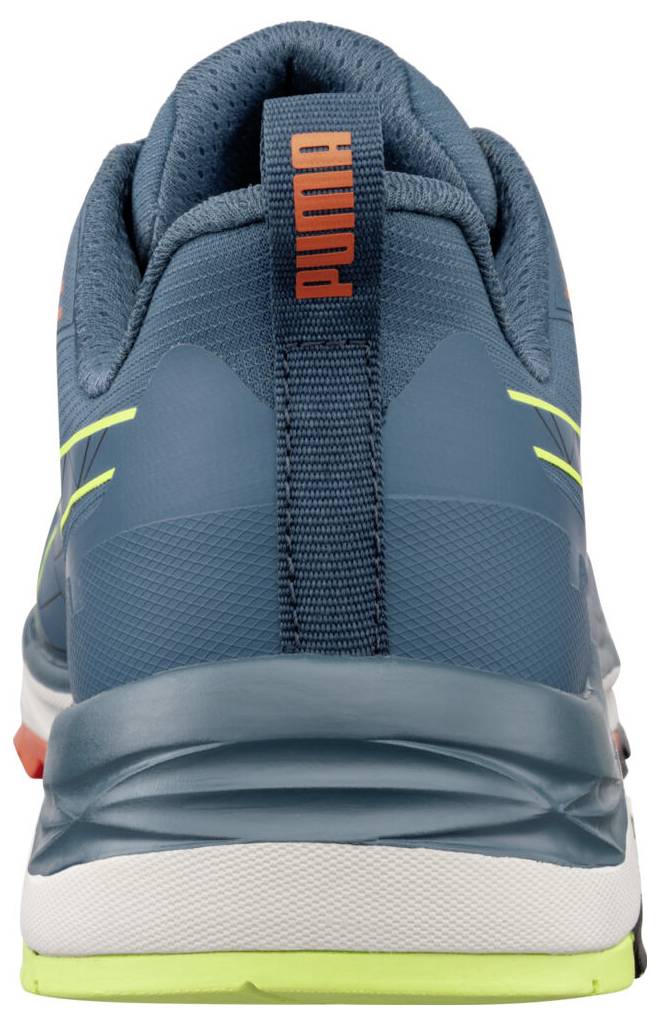 Rückansicht eines blauen Puma-Sportschuhs mit orangenem Puma-Logo auf der Ferslasche, weißer Mittelsohle und neongrünen Außensohlenakzenten.