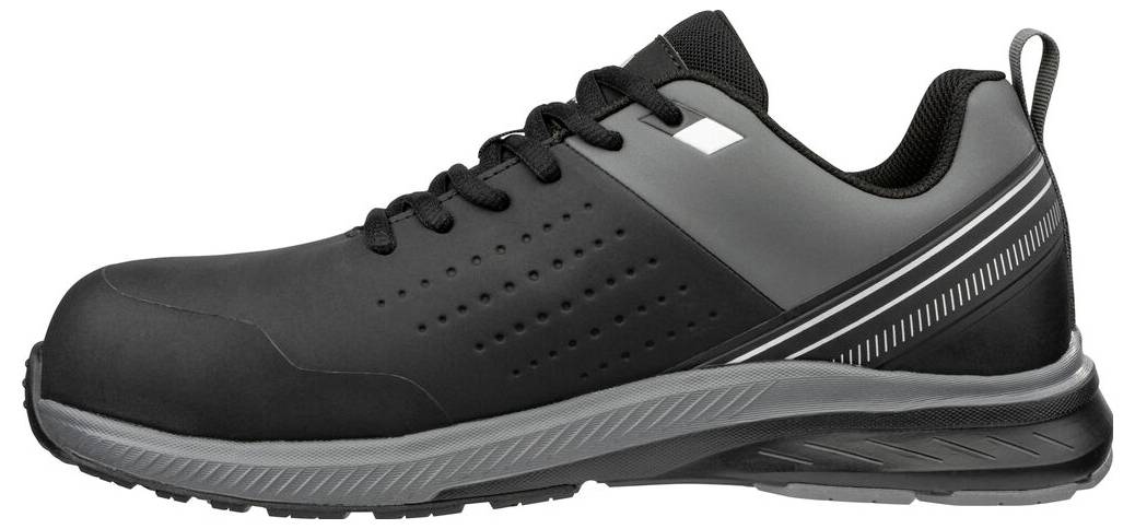 Schwarzer und grauer Sportarbeitschuh mit verstärkter Zehe, Schnürsenkeln und dicker Gummisohle, in Seitenansicht auf weißem Hintergrund