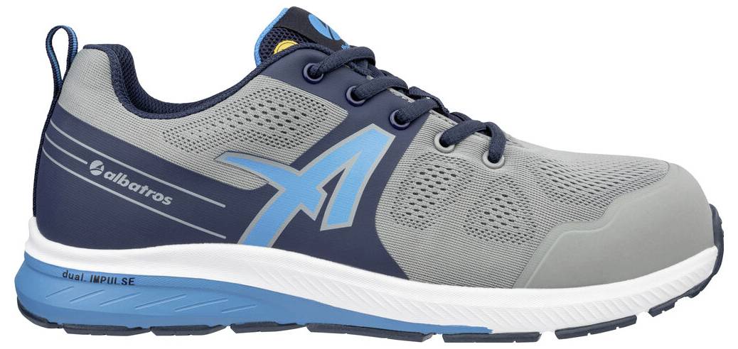 Grauer und dunkelblaue Sportschuh mit lebhaften blauen Akzenten, in Seitenansicht auf weißem Hintergrund gezeigt.