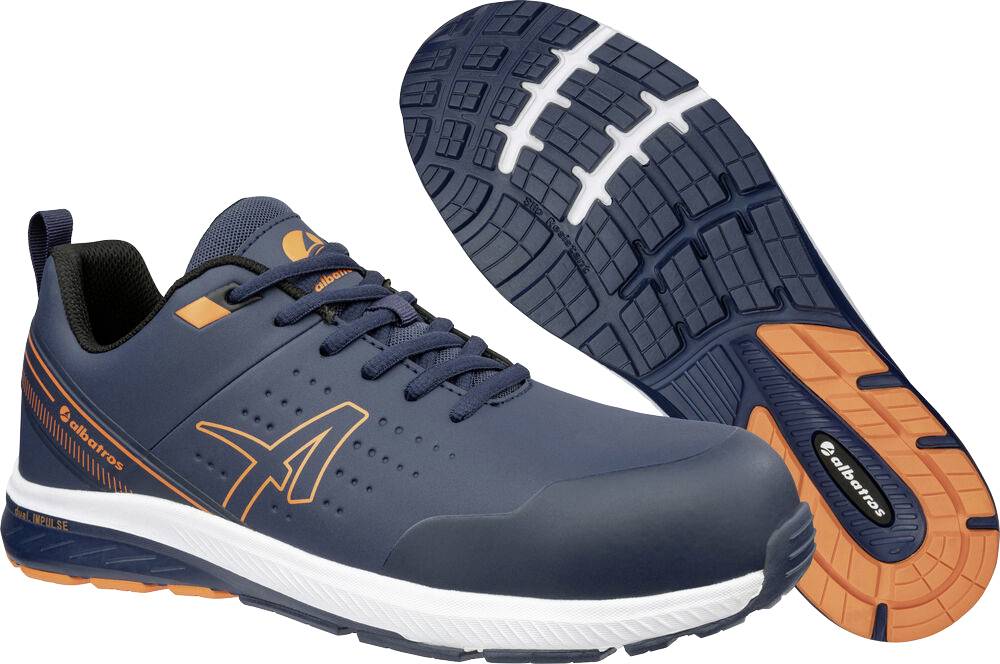 Blauer und orangefarbener Sicherheitsschuh für sportliche Aktivitäten, dargestellt von der Seite und Sohlenansicht, mit rutschfestem Profil und verstärkter Zehenkappe.