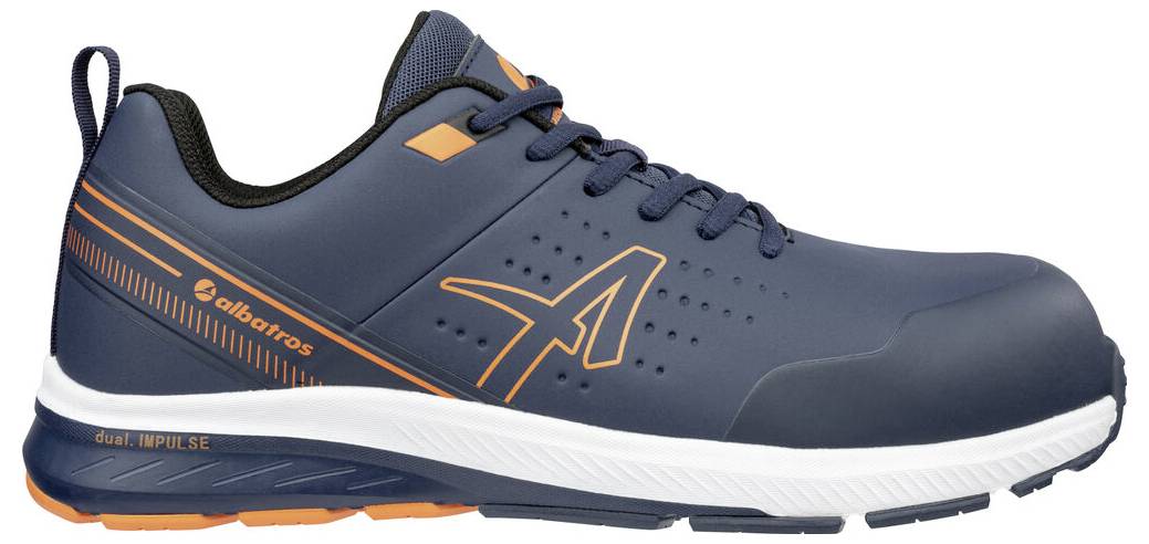Marineblauer Sportschuh mit orangefarbenen Akzenten und weißer Sohle, in Seitenansicht auf neutralem Hintergrund dargestellt.
