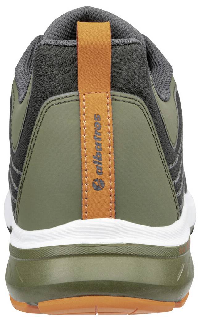 Rückansicht eines olivgrünen und schwarzen Sportschuhs mit einer orangefarbenen Lasche und weißer Sohle.