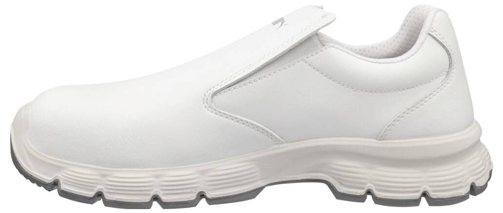 Weißer Slip-On-Sportschuh mit dicker, gepolsterter Sohle, in Seitenansicht auf einfachem Hintergrund dargestellt.