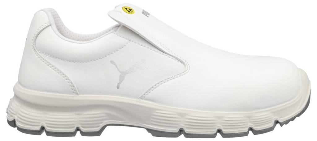 Weißer niedriger Slip-on-Arbeitsschuh mit dicker gepolsterter Sohle und Puma-Logo, in Seitenansicht auf weißem Hintergrund gezeigt.