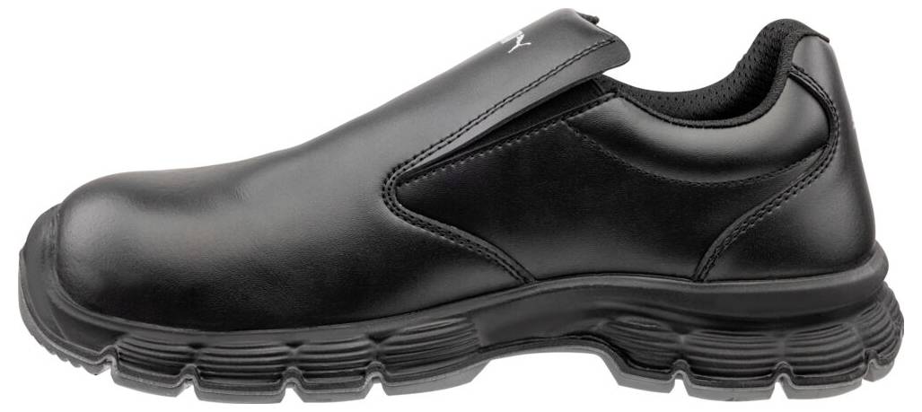 Schwarzer Slip-On-Arbeitsschuh mit abgerundeter Spitze, dicker gepolsterter Sohle und gepolstertem Fersenkragen, in Seitenansicht auf weißem Hintergrund dargestellt.