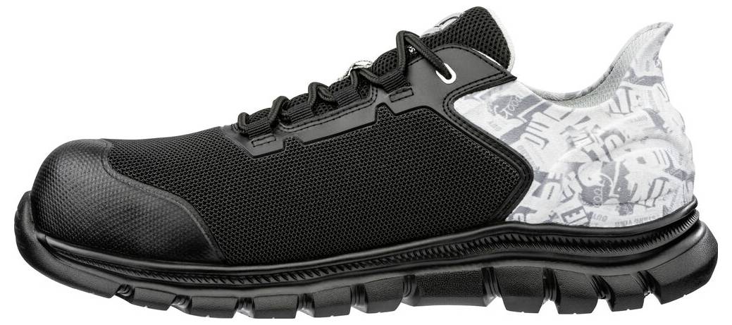 Schwarzer athletischer Sportschuh mit gemusterter weißer Ferse und robuster Profilsohle, in Seitenansicht auf weißem Hintergrund dargestellt.