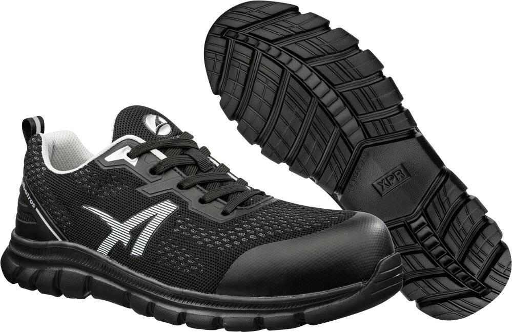 Schwarzer athletischer Arbeitsschuh, shown from side and sole view, mit rutschfester Lauffläche und weißem Logo.
