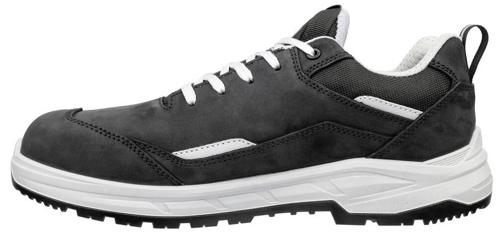 Schwarzer niedriger sportlicher Schuh mit weißer Sohle, Schnürsenkeln und seitlichen Akzenten, in Seitenansicht auf weißem Hintergrund dargestellt.