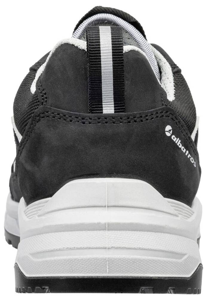 Rückansicht eines schwarz-weißen Sportschuhs mit dicker weißer Sohle und reflektierendem Fersenetikett.