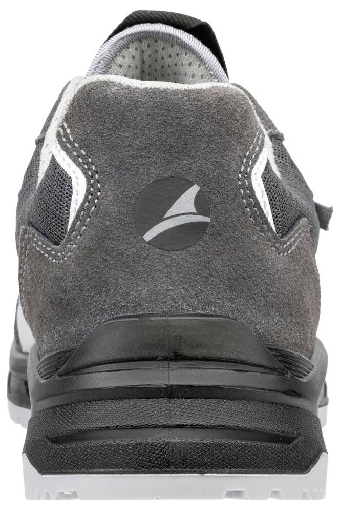Rückansicht eines grauen Sportschuhs mit schwarzer Sohle und weißen Akzenten auf weißem Hintergrund.