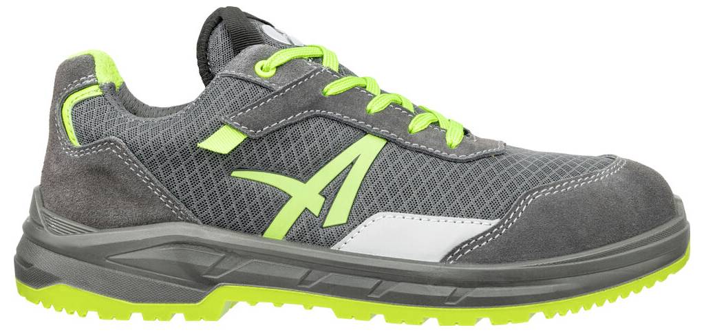 Grauer und neongrüner Sportarbeiterschuh in Seitenansicht auf weißem Hintergrund.