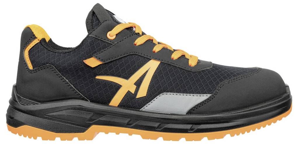 Schwarzer Sportschuh mit orangefarbenen Schnürsenkeln, Besätzen und Sohlenakzenten, Seitenansicht auf weißem Hintergrund dargestellt.