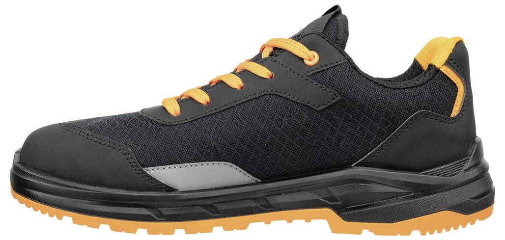 Schwarzer Sportschuh mit orangefarbenen Schnürsenkeln, Akzenten und Sohle, gezeigt in Seitenansicht auf weißem Hintergrund.