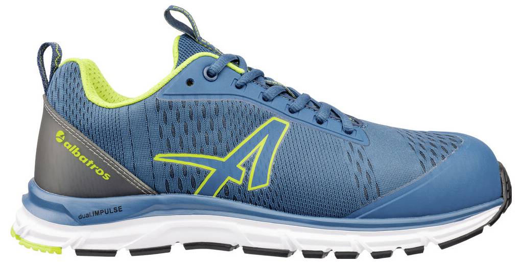 Blauer Laufschuh aus Sportmaterial mit neongelben Akzenten und Logo, in Seitenansicht auf weißem Hintergrund dargestellt.