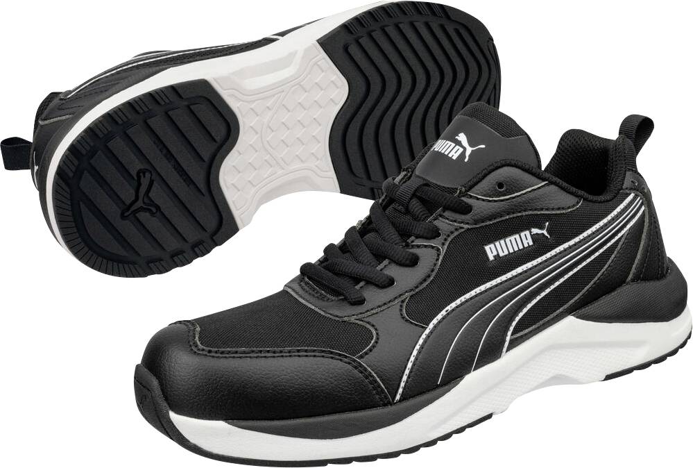 Schwarzer Puma Sportschuh mit Ansicht der Sohle, mit weißem Mittelsohlenbereich und Logo-Akzenten.