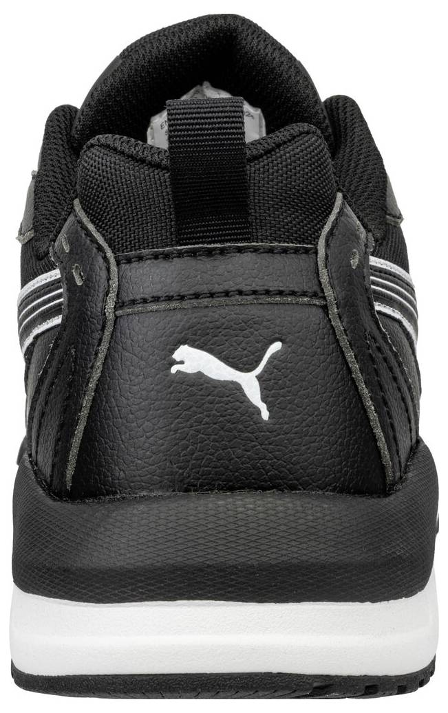 Rückansicht eines schwarzen Puma-Sportschuhs mit weißem Logo und dicker weißer Sohle.