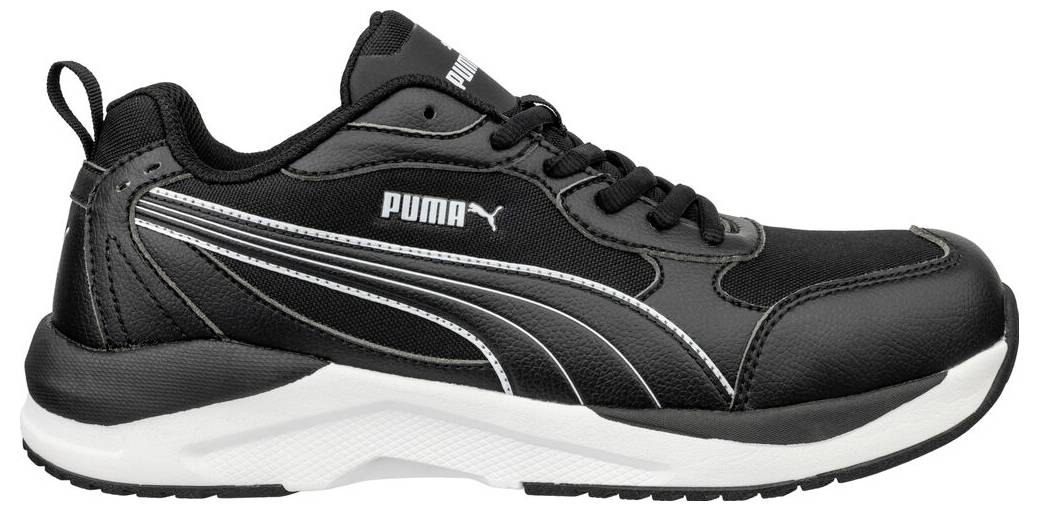 Schwarzer Puma-Sportschuh mit weißer Sohle und silbernen Seitenstreifen, in Profilansicht auf weißem Hintergrund dargestellt.