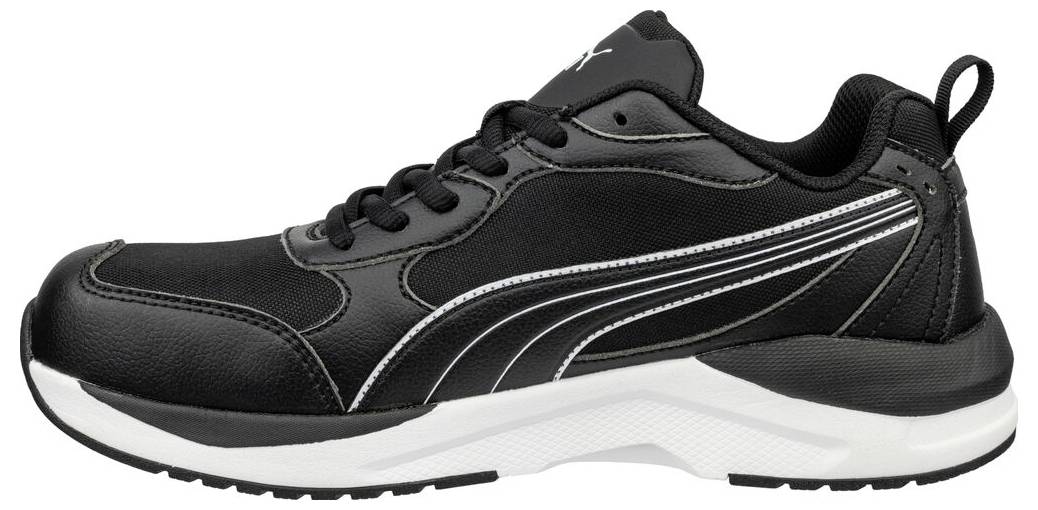 Schwarzer Sportschuh mit weißer Sohle und silbernen Seitenstreifen, in Profilansicht auf weißem Hintergrund dargestellt.