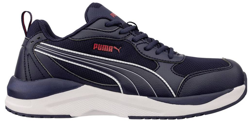 Navy-blauer Puma-Sportschuh mit weißer Sohle und silbernen Seitenstreifen, in der Profilansicht vor weißem Hintergrund dargestellt.
